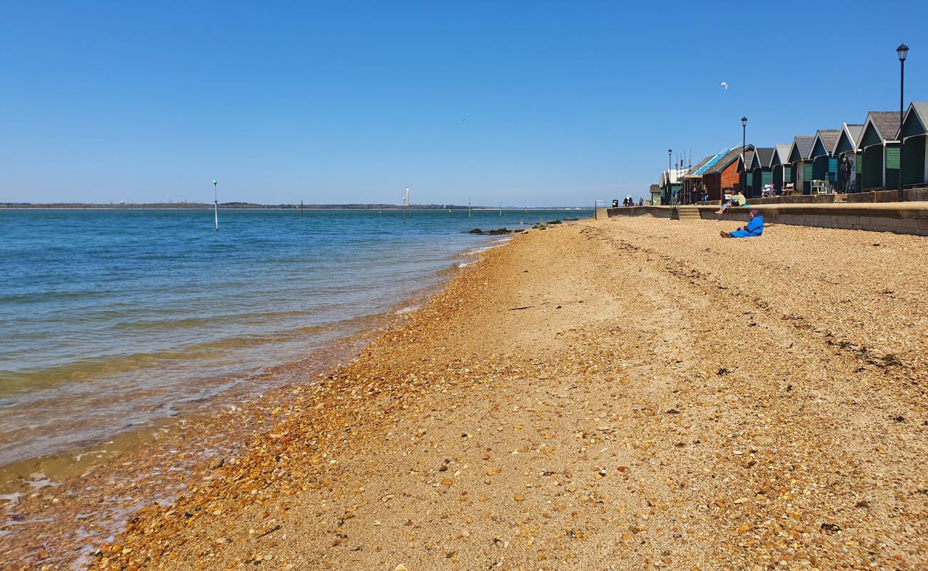Photo de Gurnard Bay Beach avec sable beige & galets de surface