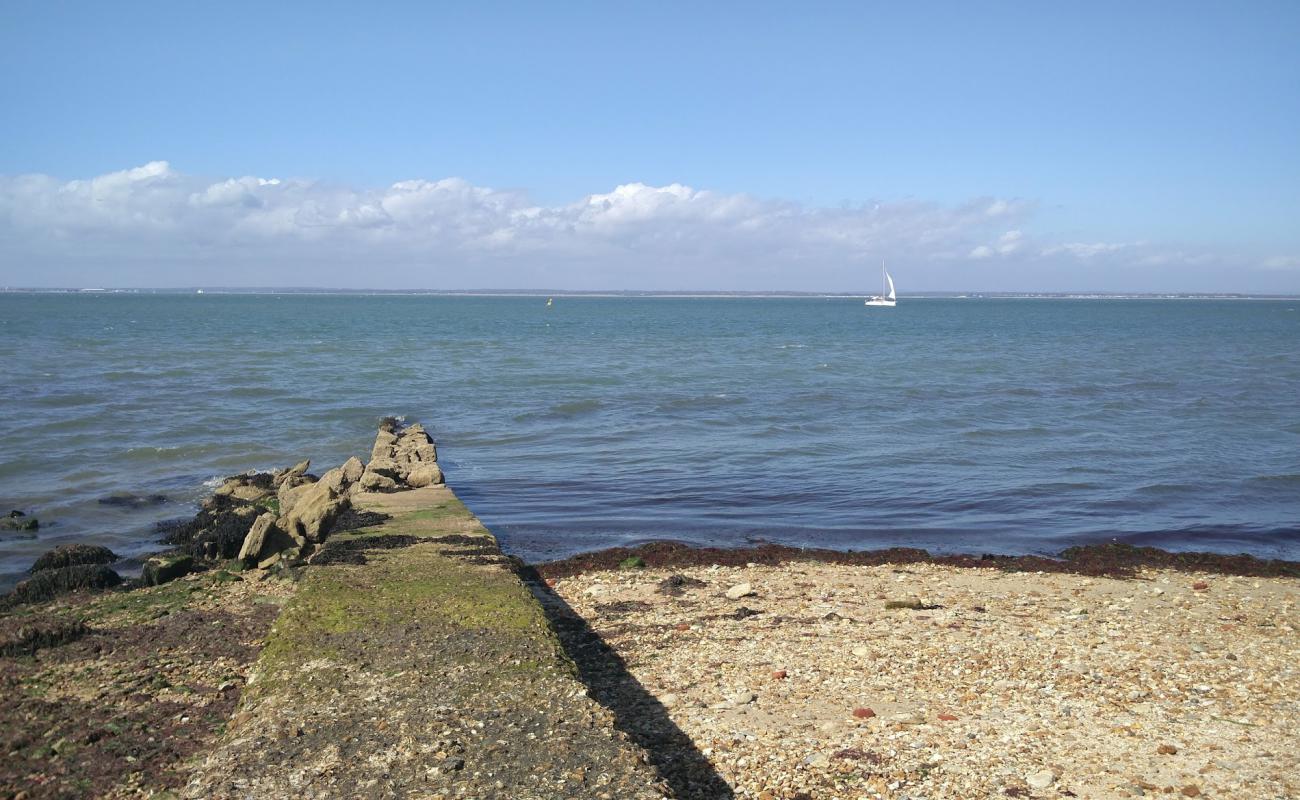 Photo de East Cowes Beach avec sable beige & galets de surface