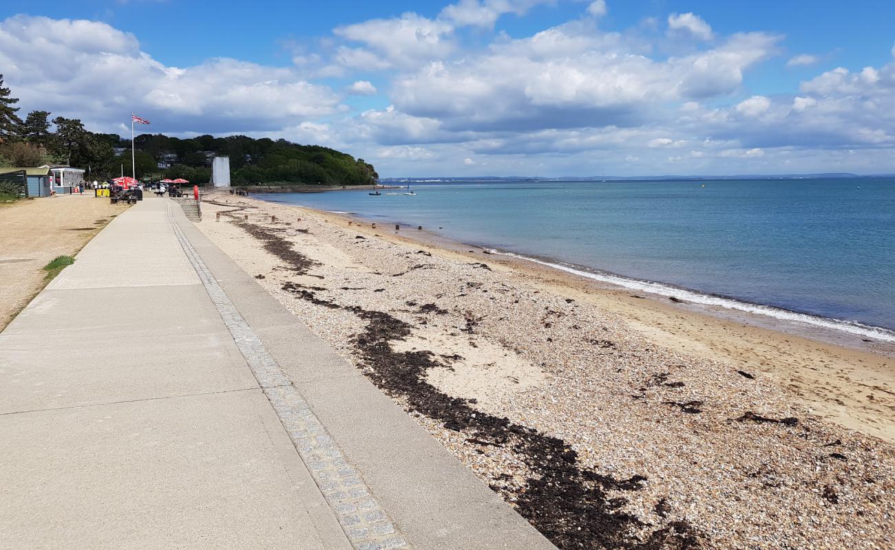 Photo de St. Helens Duver Beach avec sable clair avec caillou de surface