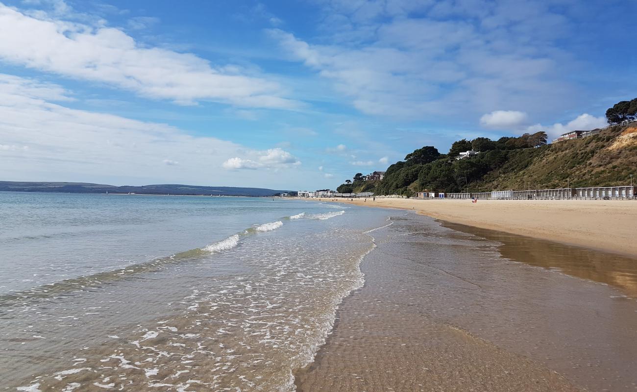 Photo de Canford Cliffs Beach avec sable lumineux de surface