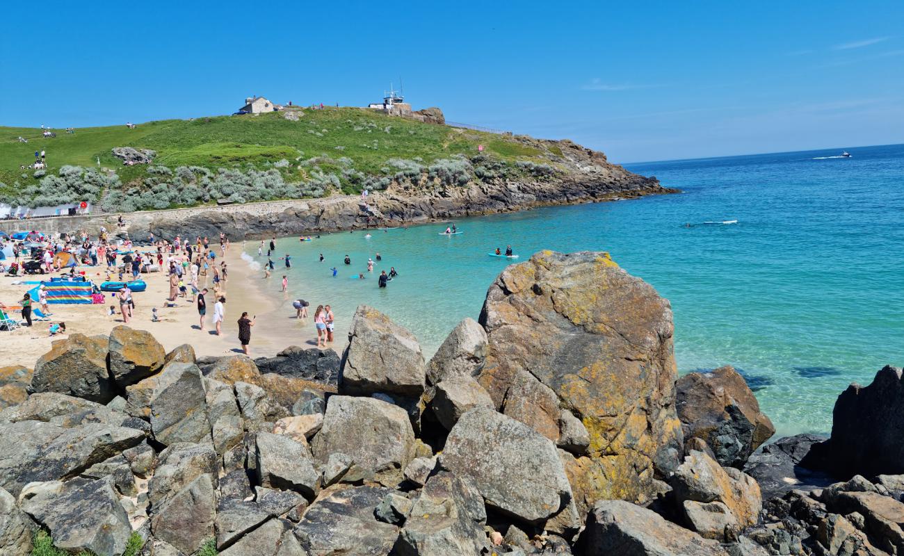 Photo de Porthgwidden Beach avec sable beige fin de surface