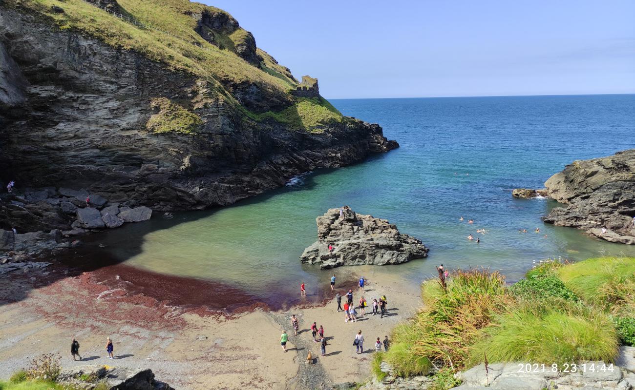 Photo de Tintagel Beach avec sable clair avec caillou de surface