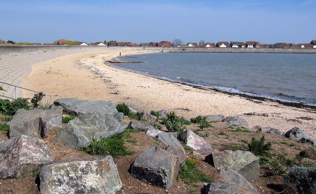 Photo de Thorney Bay Beach avec sable beige de surface