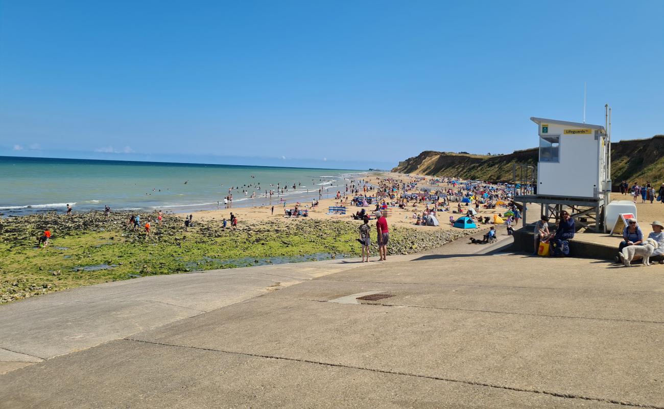 Photo de West Runton Beach avec sable clair avec caillou de surface