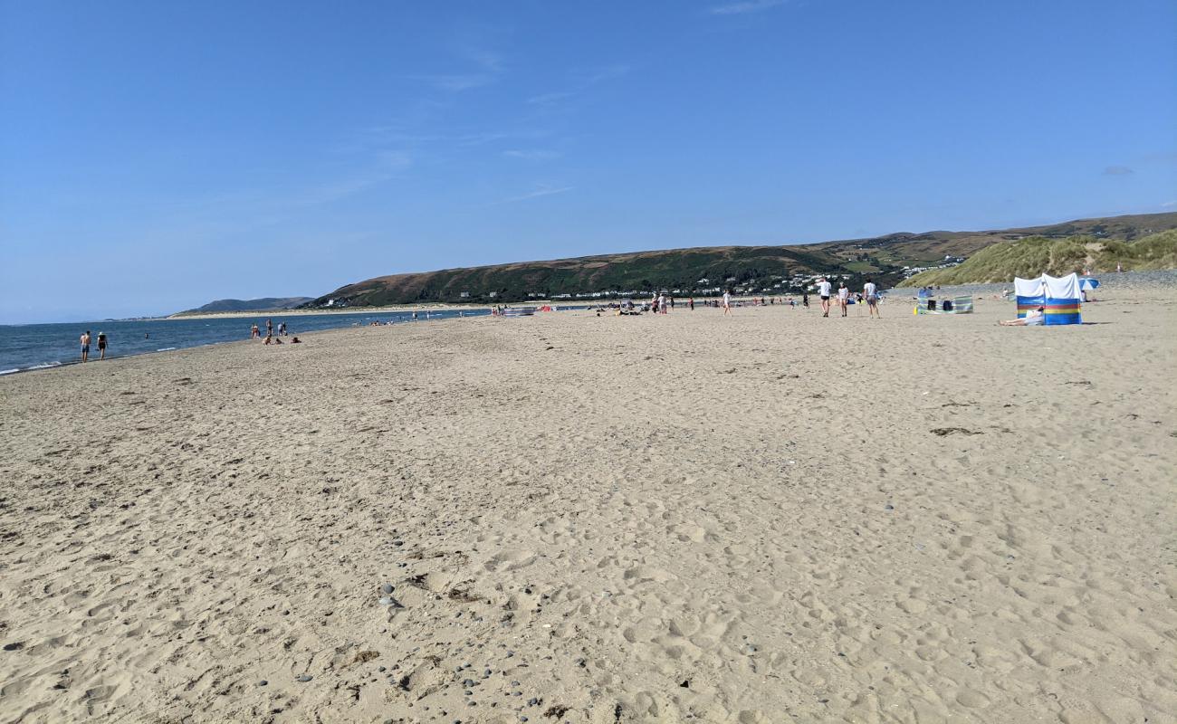 Photo de Ynyslas Beach avec sable lumineux de surface