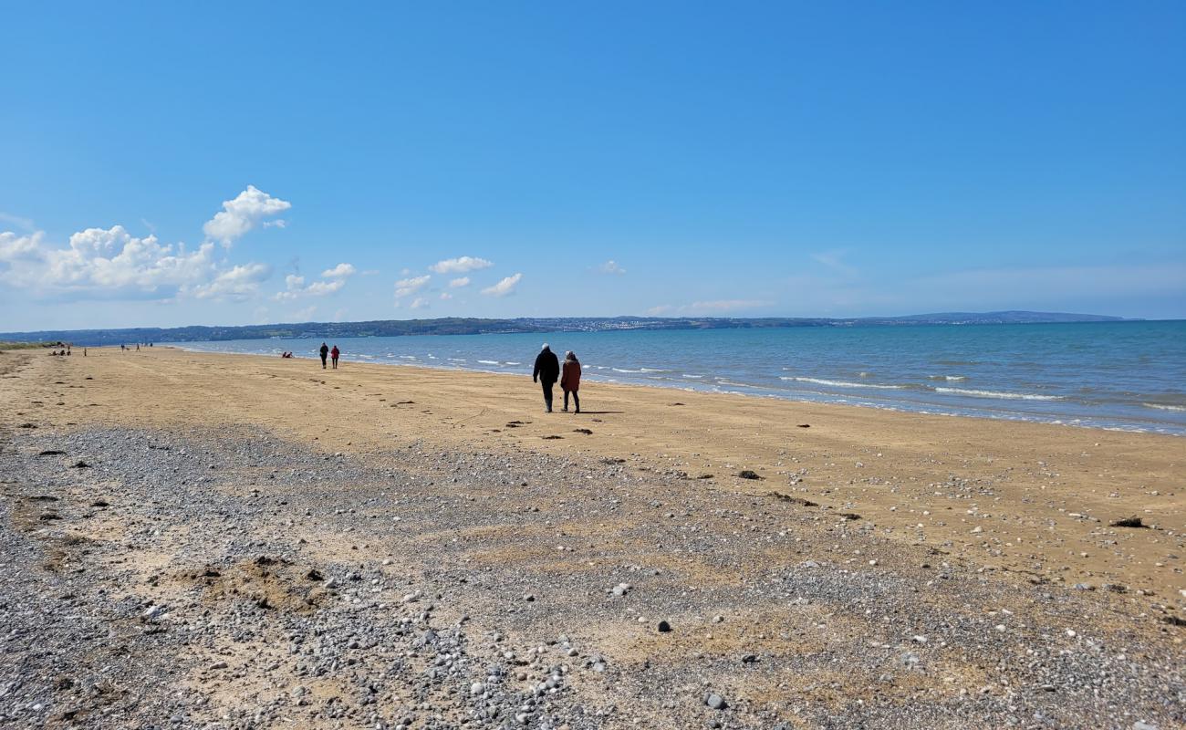 Photo de Plage de Llanddona avec sable beige & galets de surface