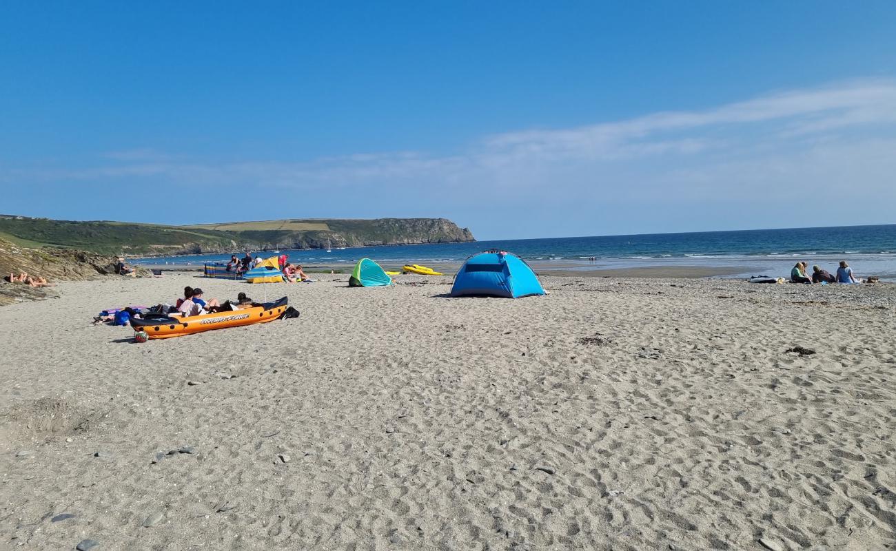 Photo de Pendower Beach avec sable beige de surface