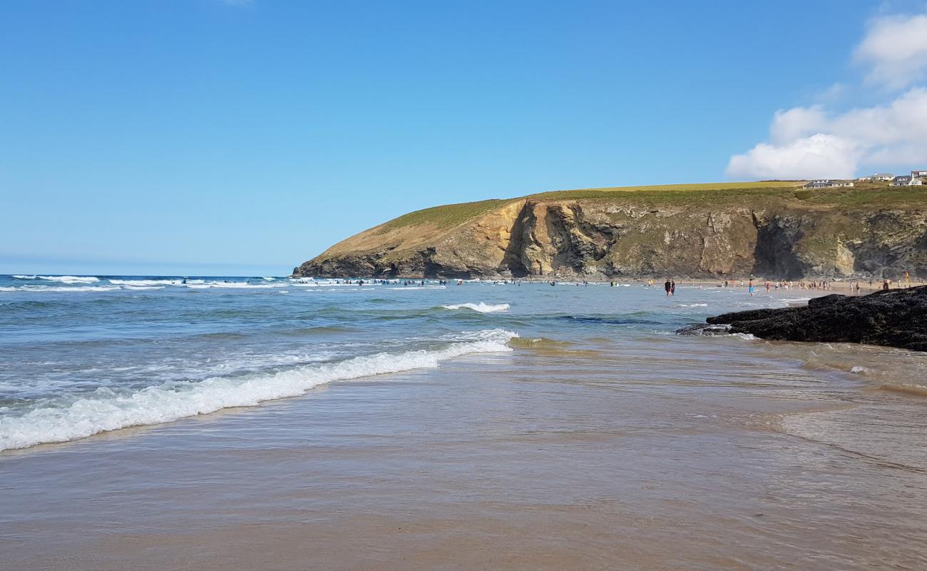 Photo de Mawgan Porth Beach avec sable lumineux de surface