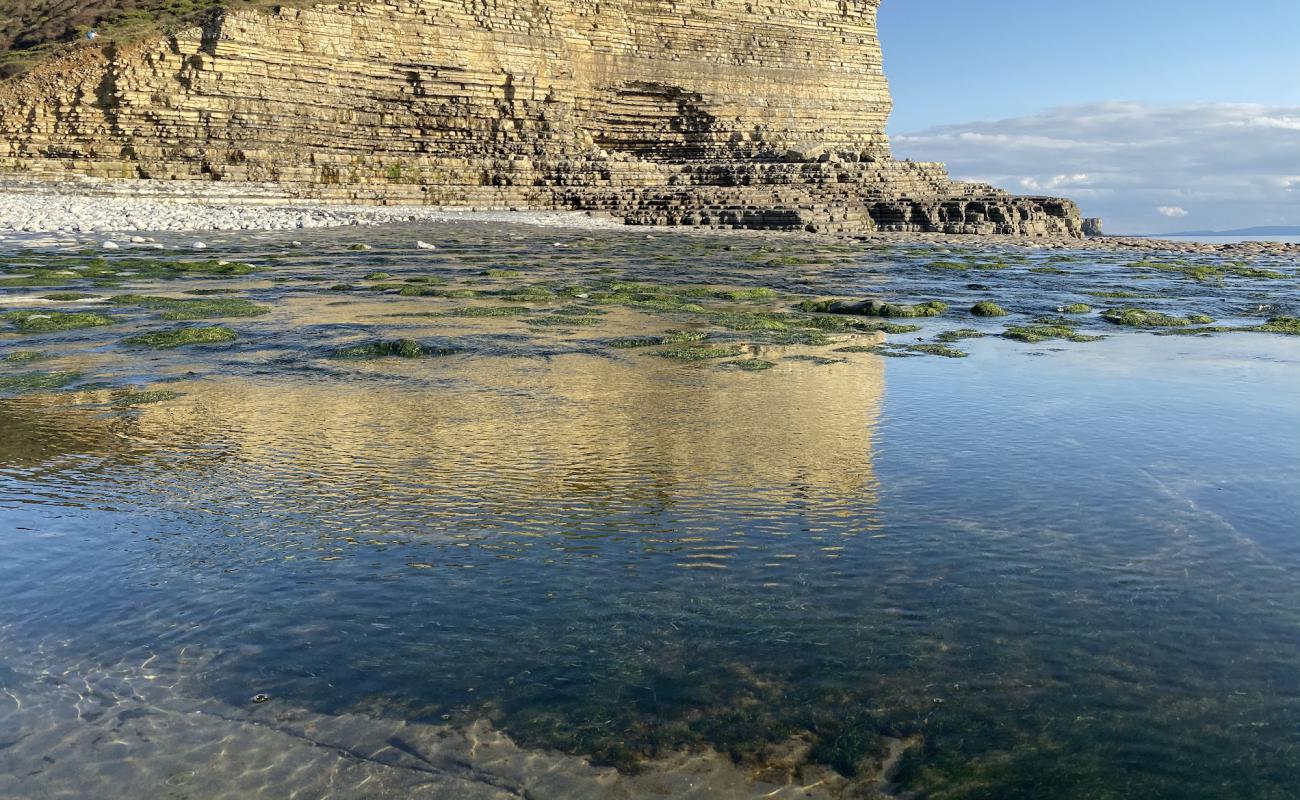 Photo de Plage de Monknash avec sable beige & pierres de surface