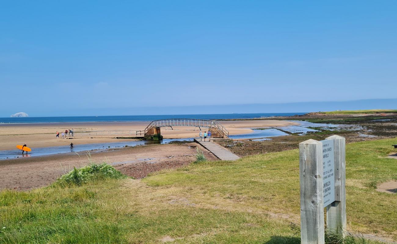 Photo de Belhaven Bay Beach avec sable beige de surface