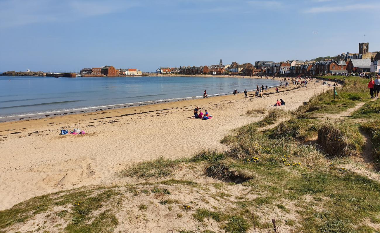 Photo de West Bay Beach avec sable beige de surface