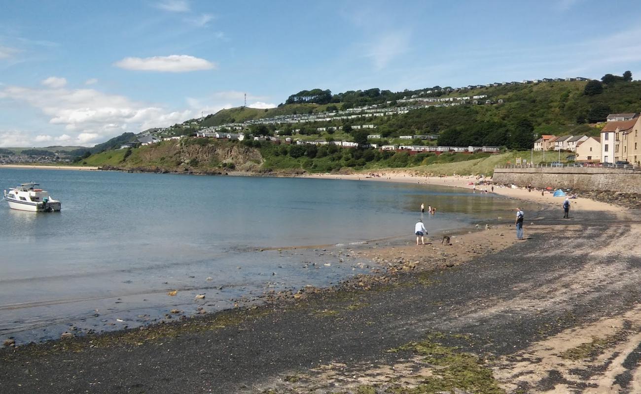 Photo de Pettycur Beach avec sable beige de surface