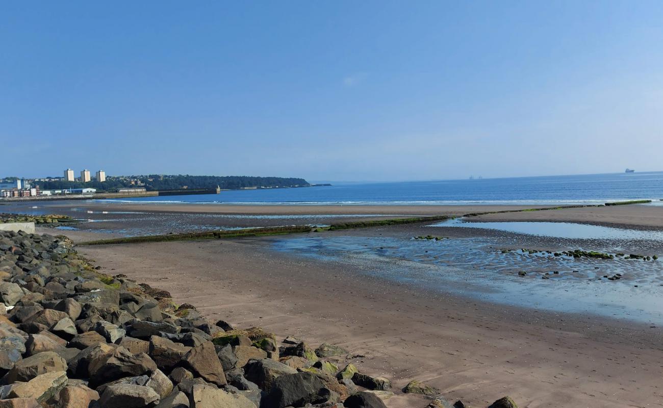 Photo de Kirkcaldy Beach avec sable gris de surface