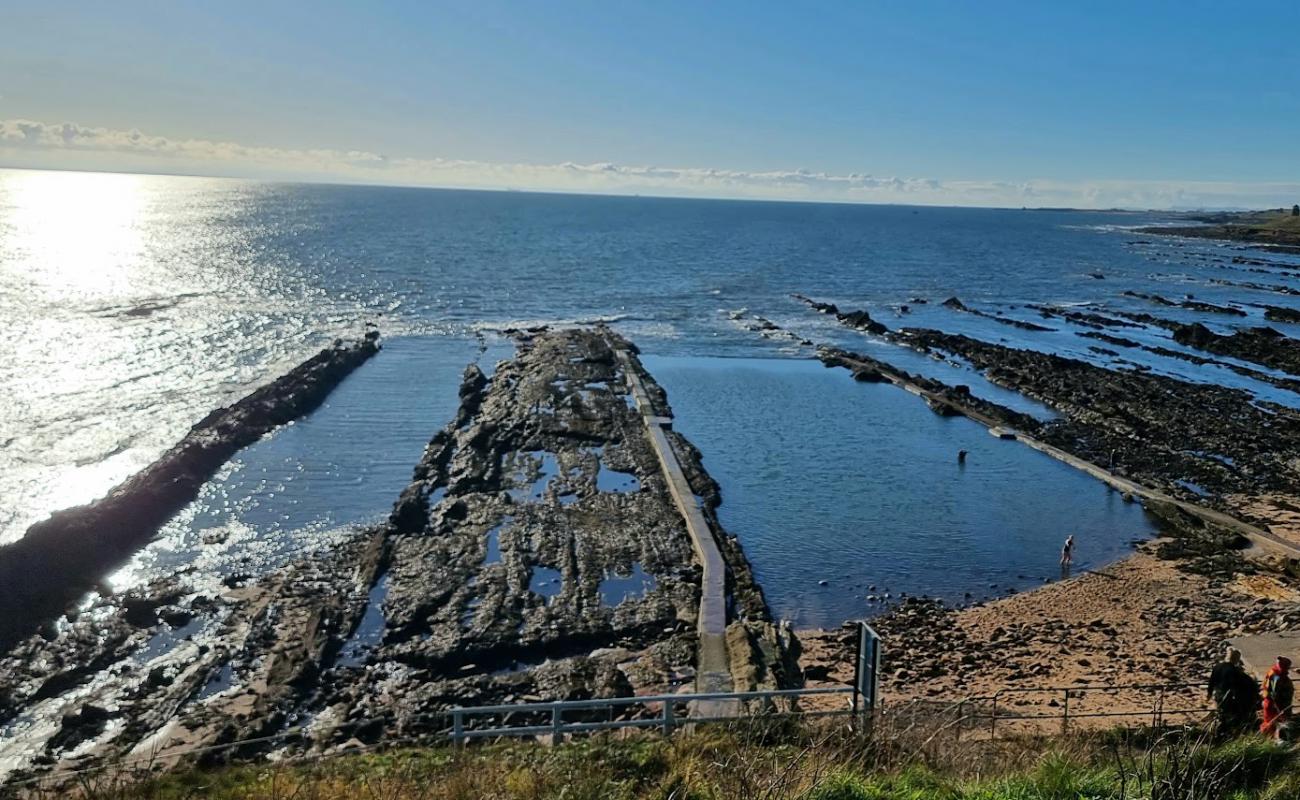 Photo de Pittenweem Tidal Pool Beach avec sable beige & pierres de surface