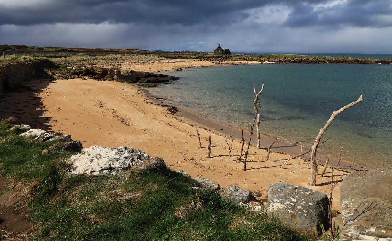 Photo de Johnnie Bay avec sable beige de surface