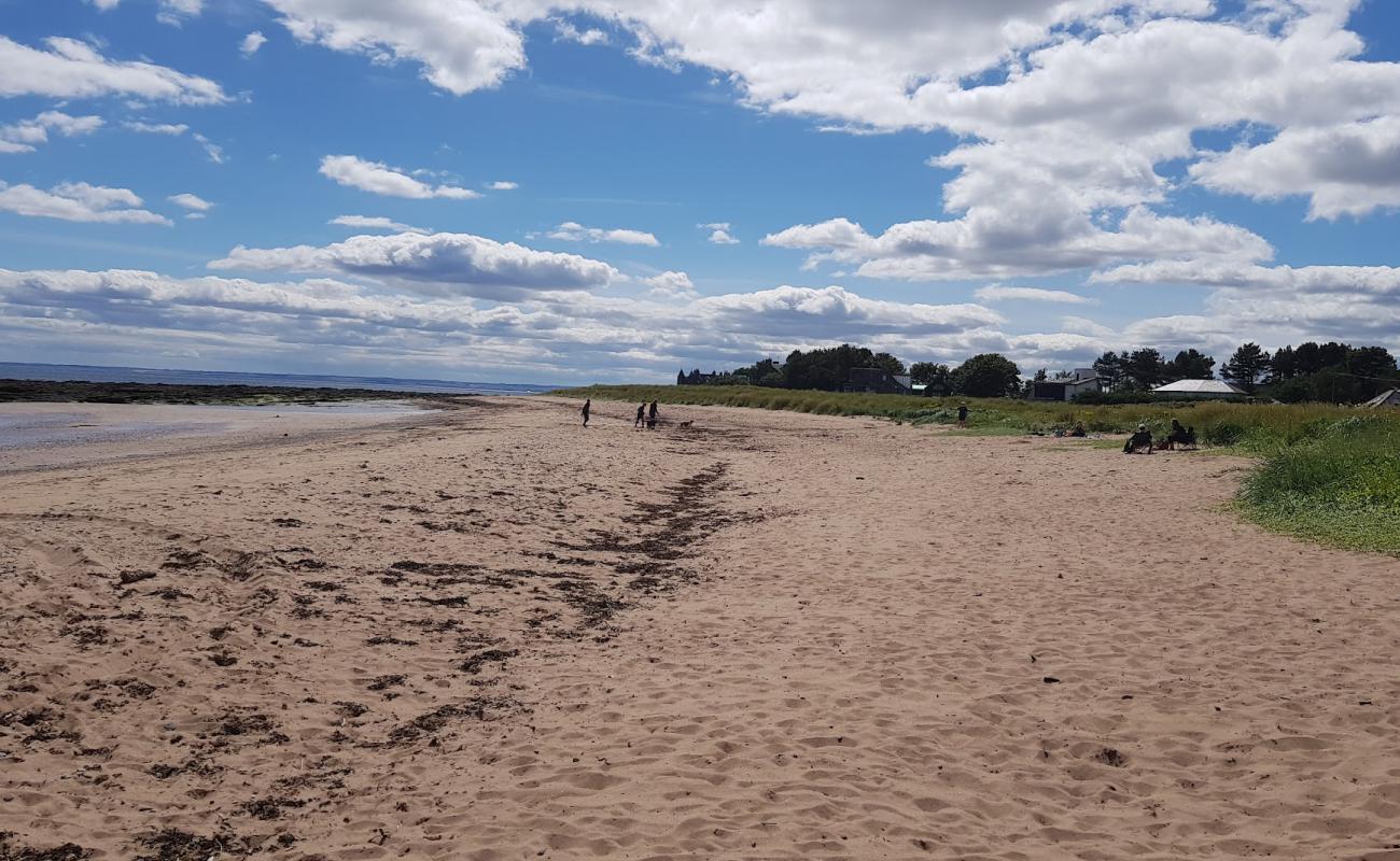 Photo de East Haven Beach avec sable brillant et rochers de surface