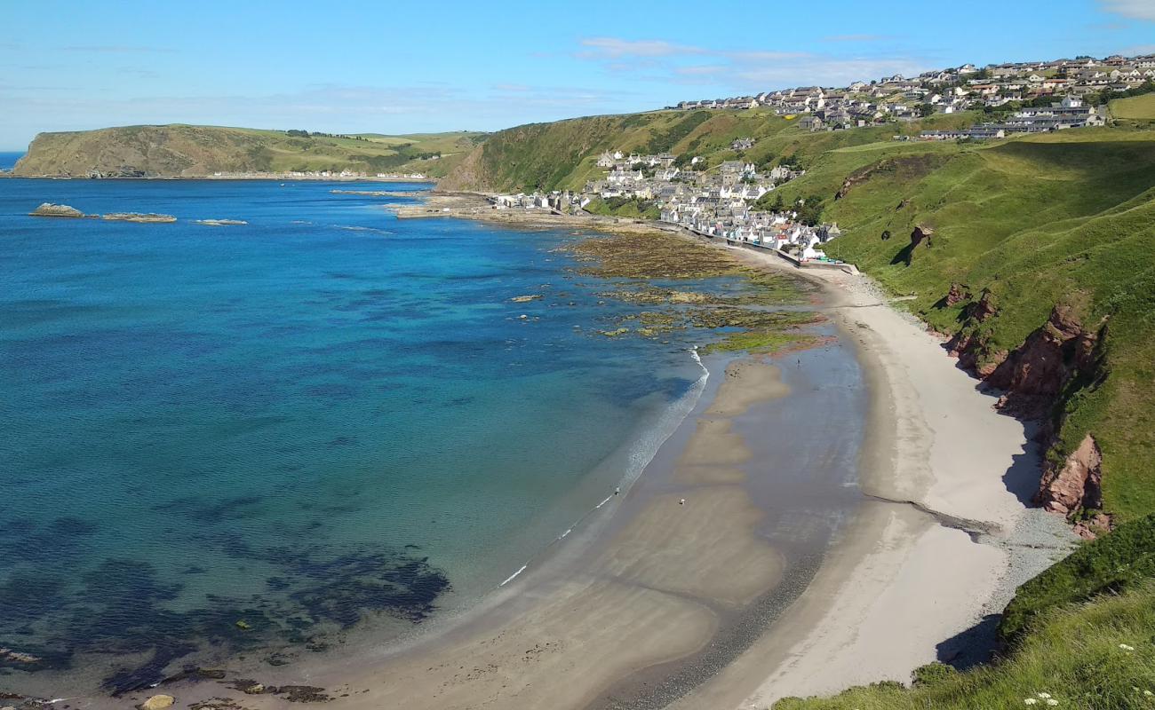 Photo de Gardenstown Beach avec sable beige de surface