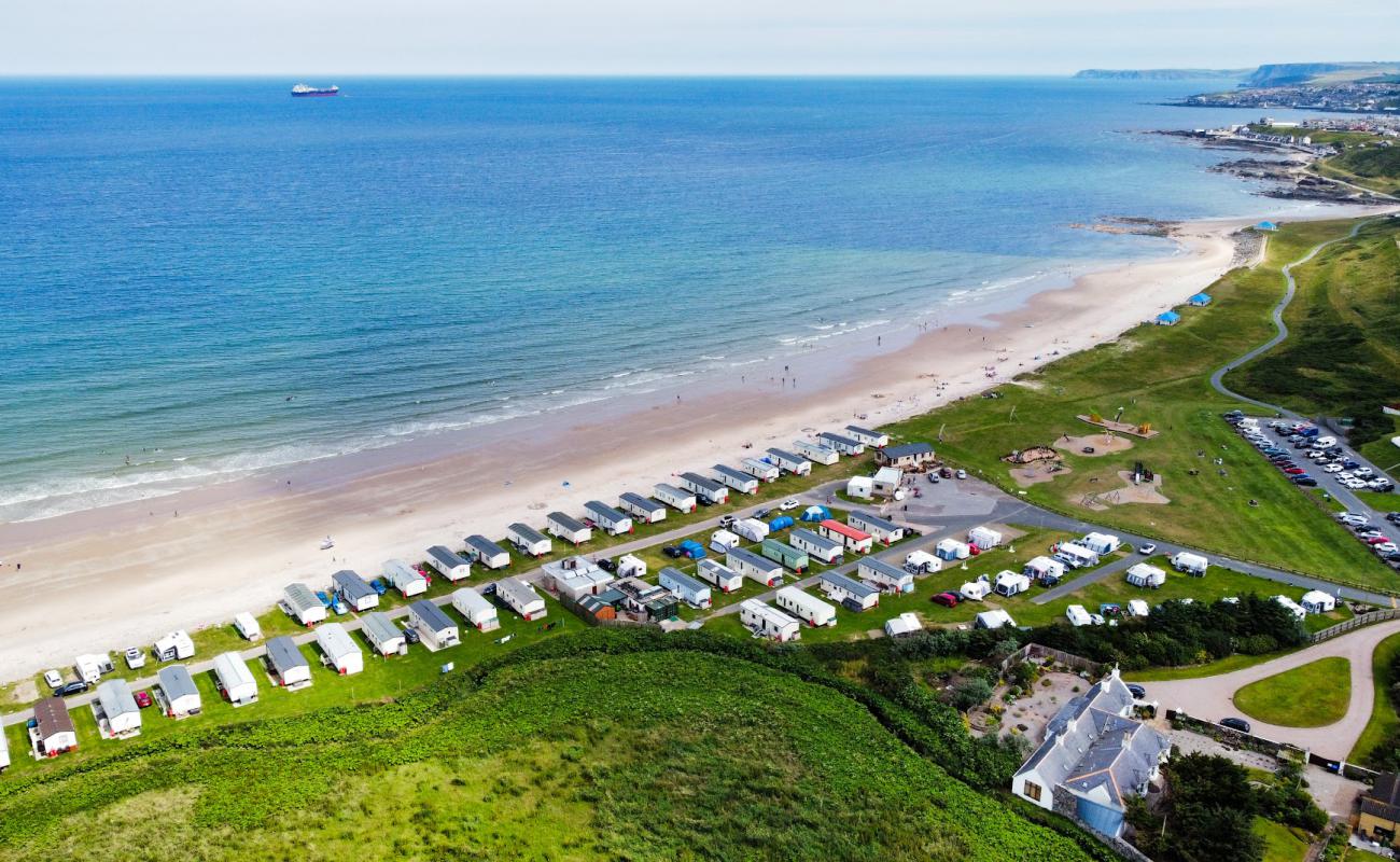 Photo de Boyndie Bay Beach avec sable beige de surface