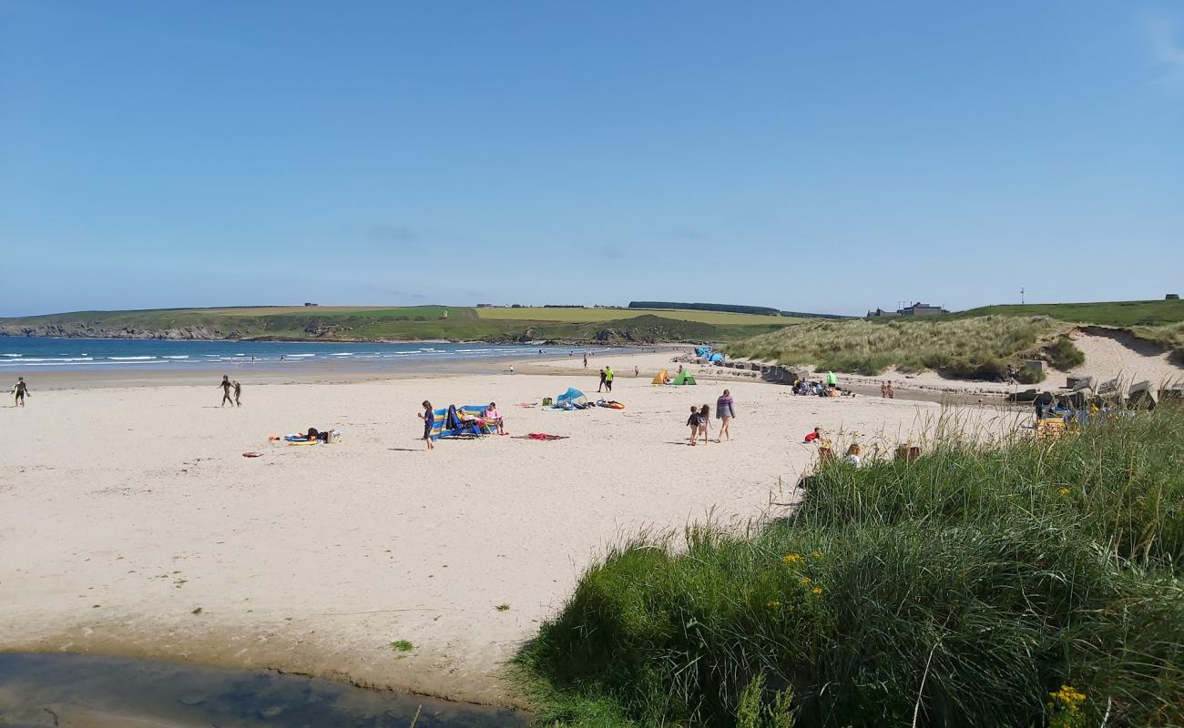 Photo de Sandend Beach avec sable beige de surface