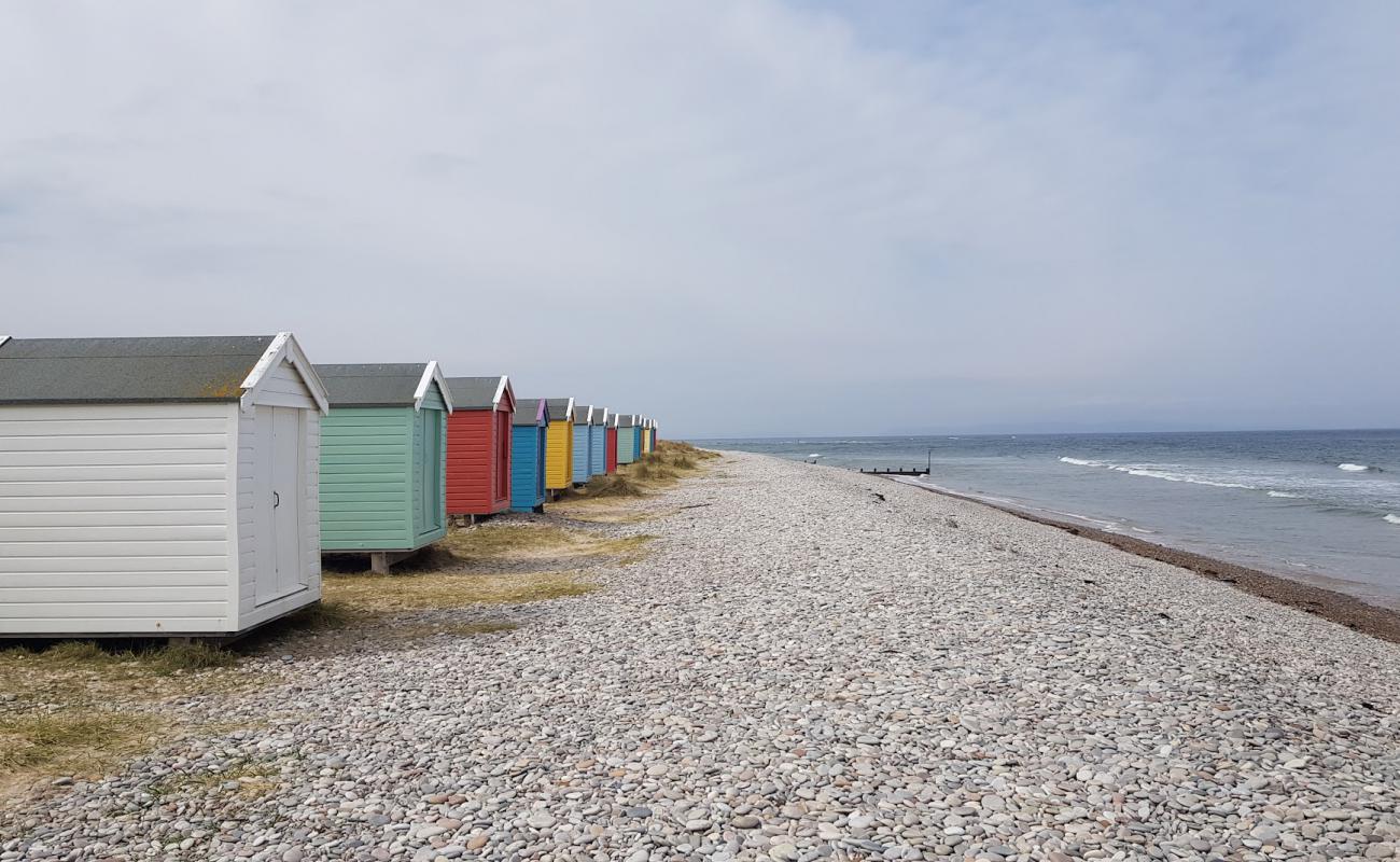 Photo de Findhorn Beach avec sable clair avec caillou de surface