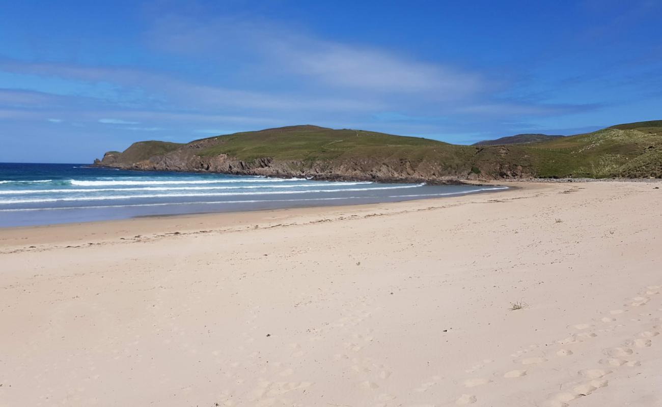 Photo de Farr Beach avec sable beige de surface