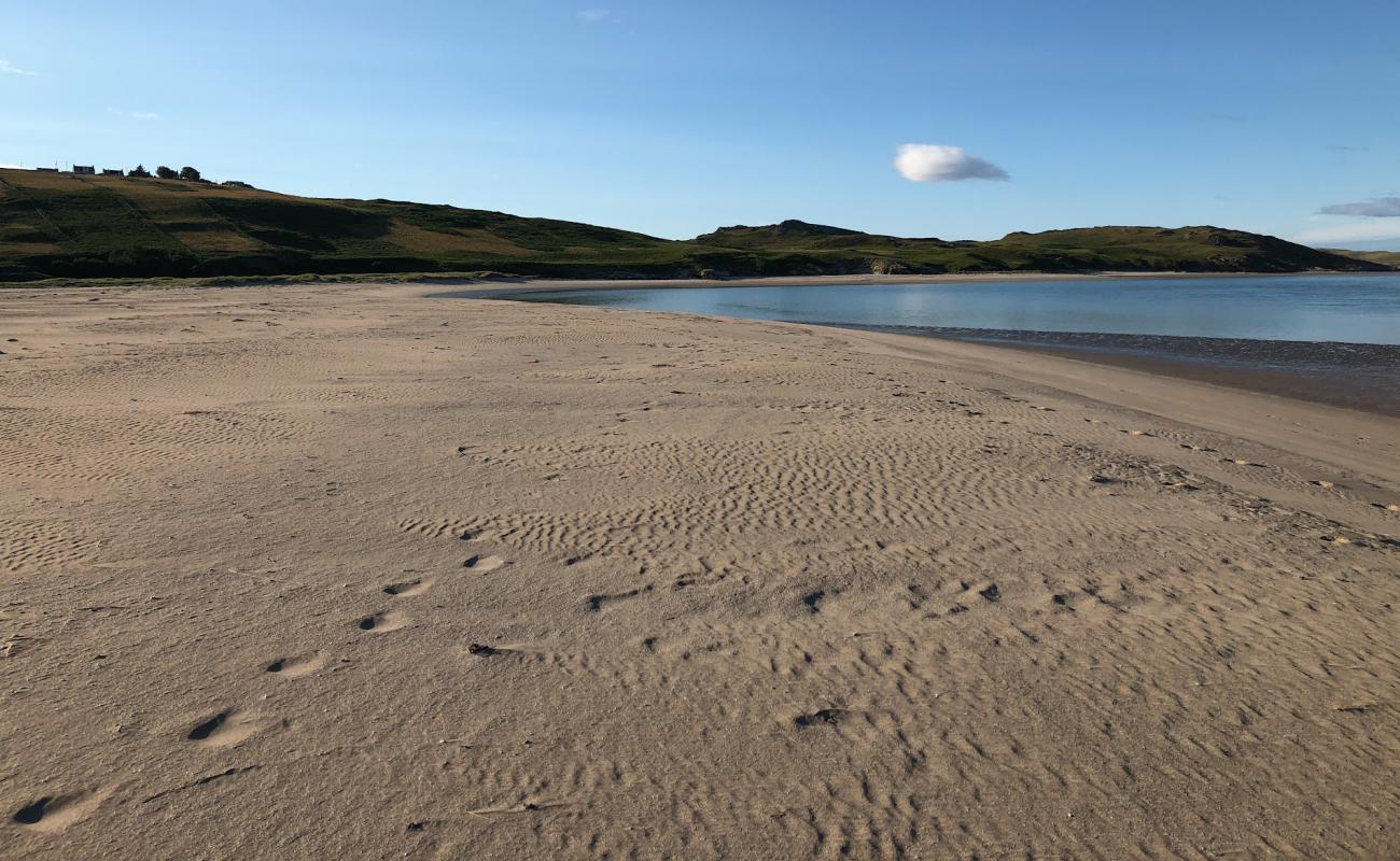 Photo de Skinnet Beach avec sable beige de surface