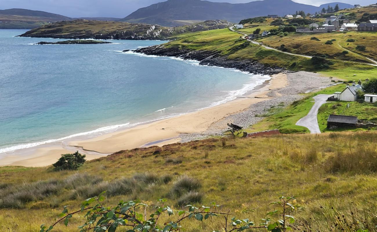 Photo de Talmine Bay avec sable clair avec caillou de surface