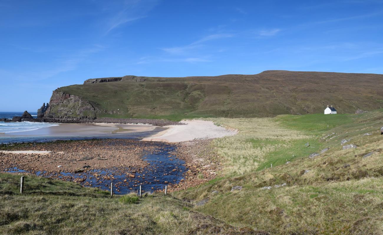 Photo de Kearvaig Bothy avec sable beige de surface