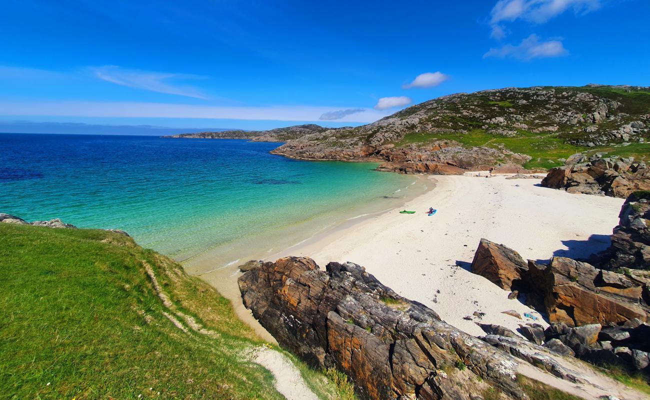 Photo de Achmelvich Beach avec sable lumineux de surface