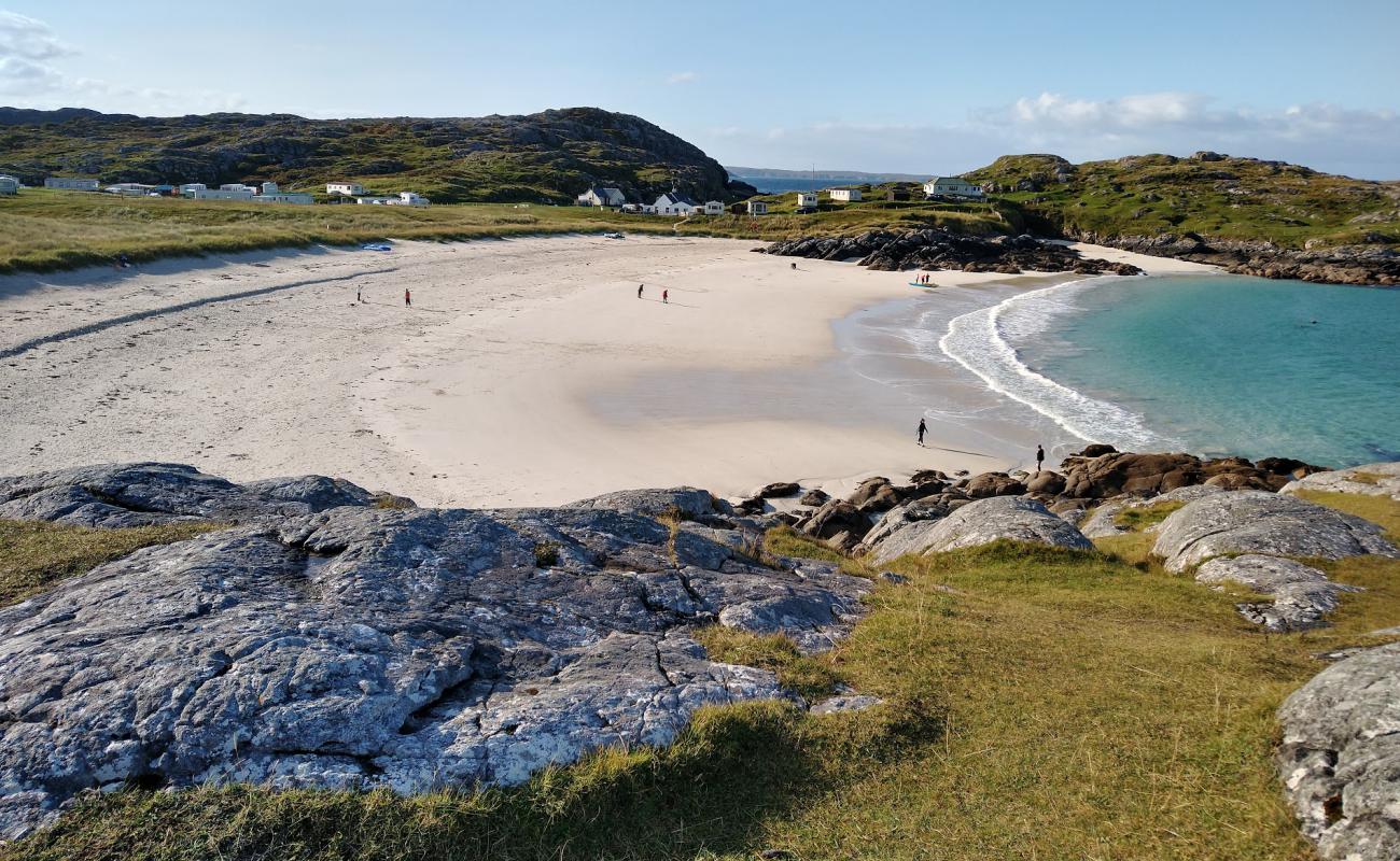 Photo de Achmelvich Bay avec sable beige de surface