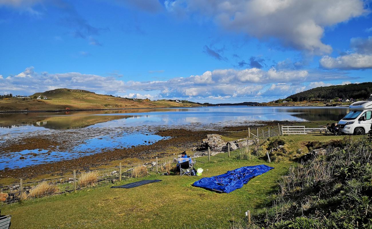 Photo de Kinloch Beach avec sable brillant et rochers de surface