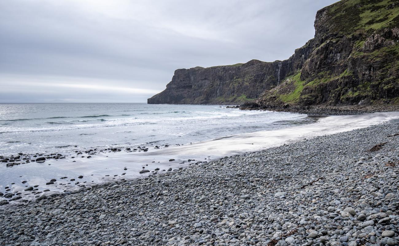 Photo de Talisker Bay Beach avec sable gris & rochers de surface