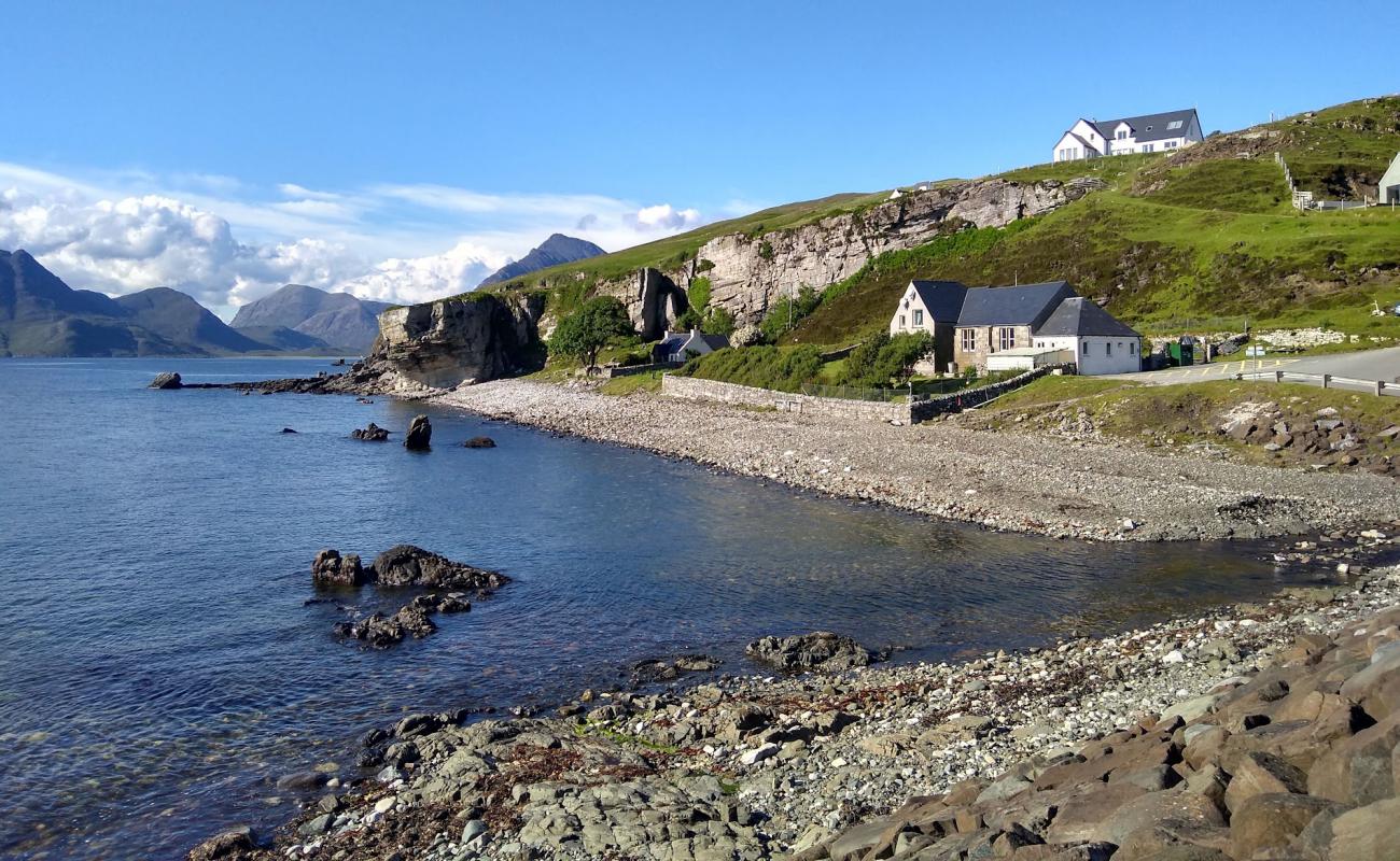 Photo de Elgol Beach avec sable gris avec roches de surface