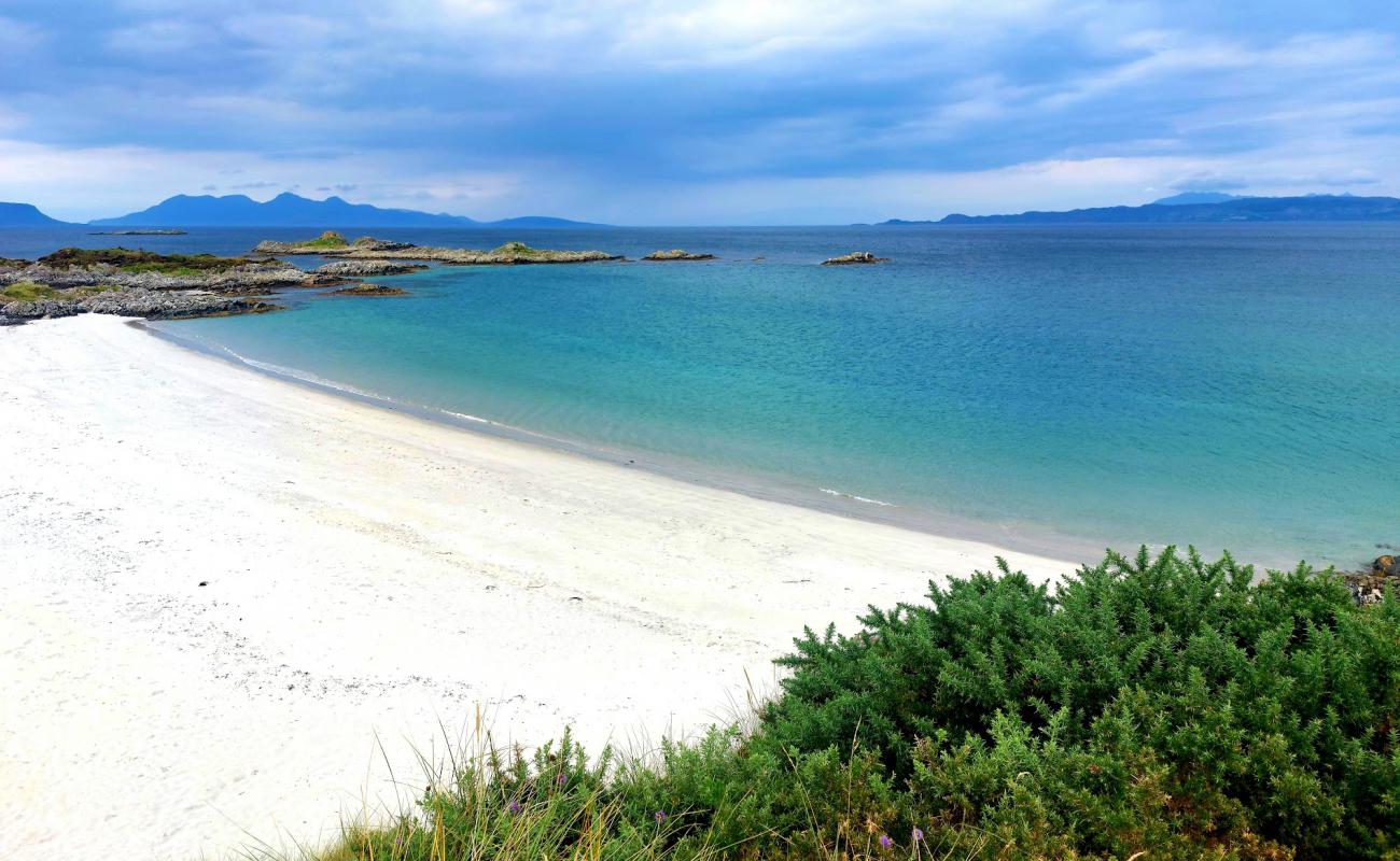 Photo de Plage de Camusdarach avec sable beige de surface