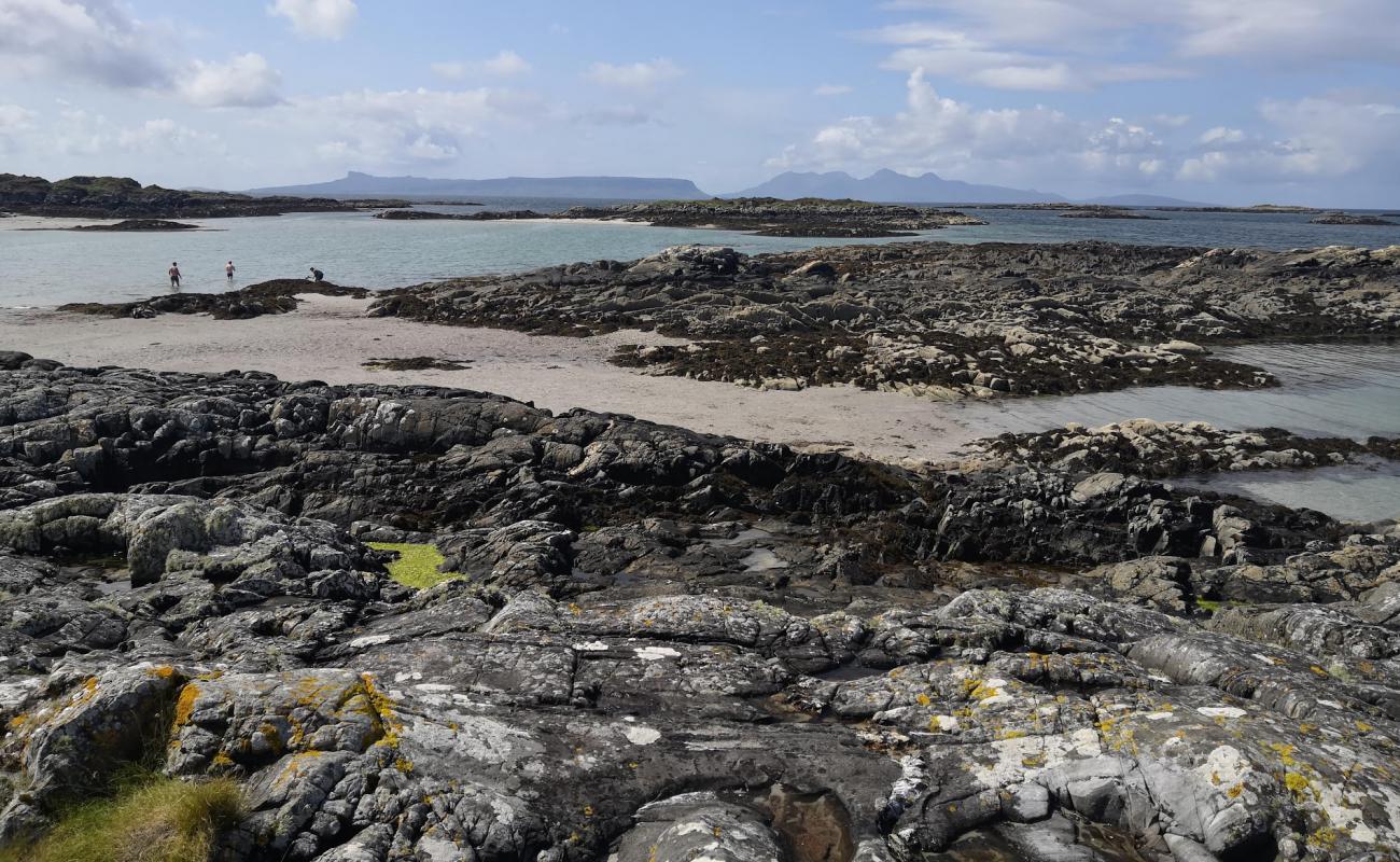 Photo de Arisaig Beach II avec sable beige & pierres de surface