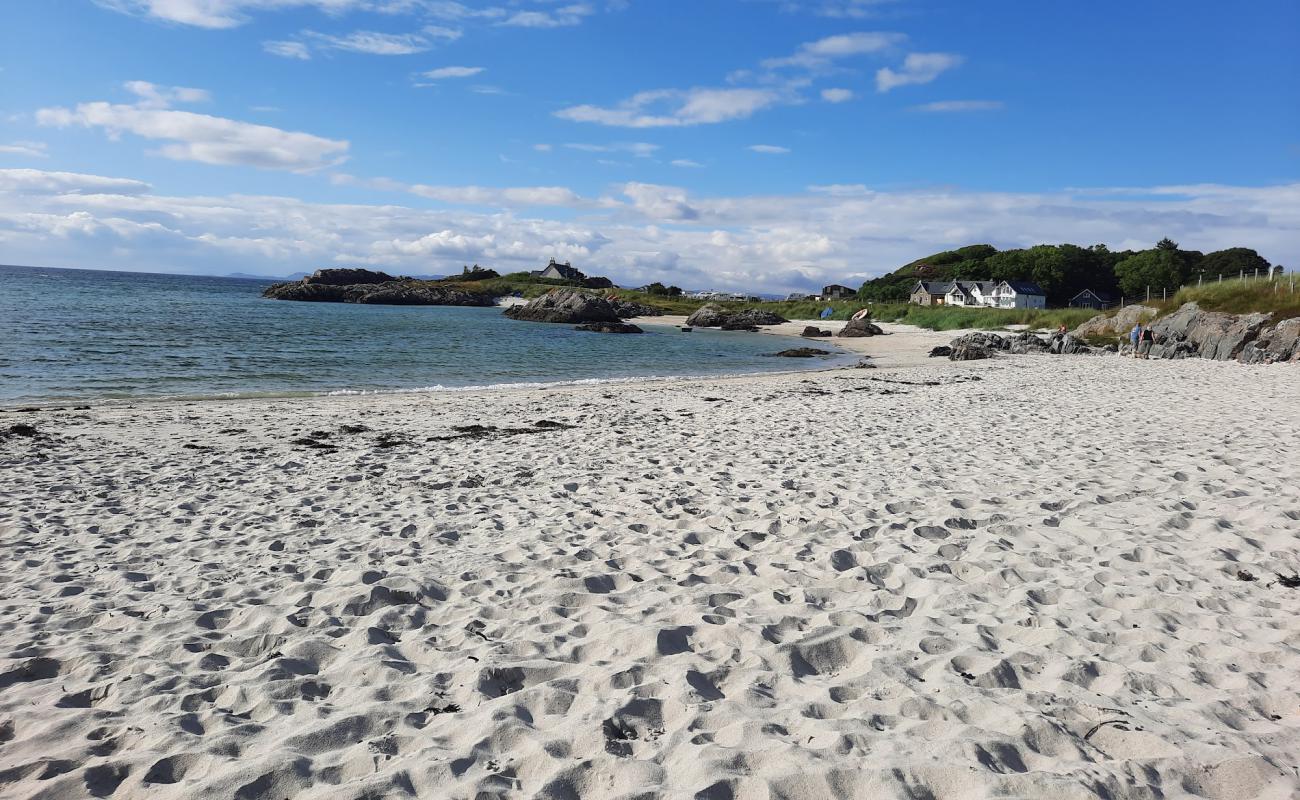 Photo de Bunacaimb Beach avec sable beige de surface