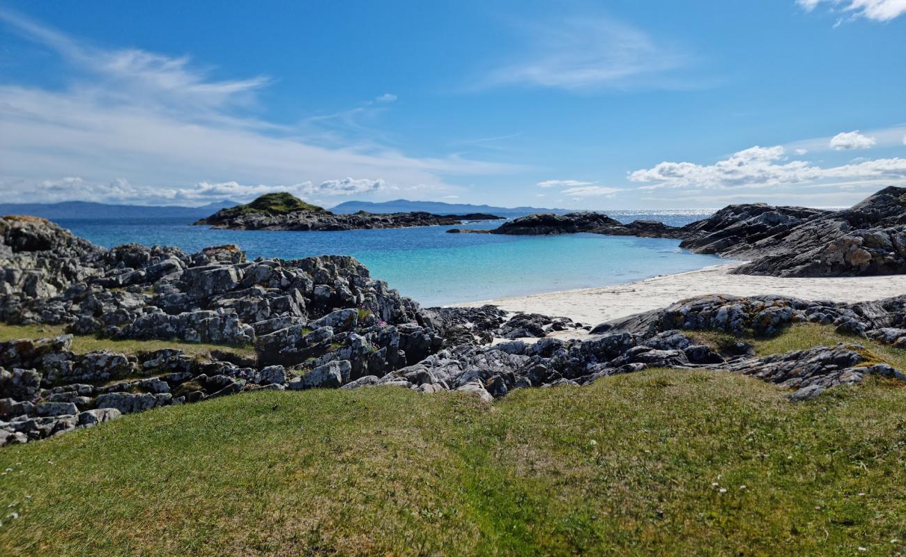 Photo de Rhu Point Beach avec sable beige de surface