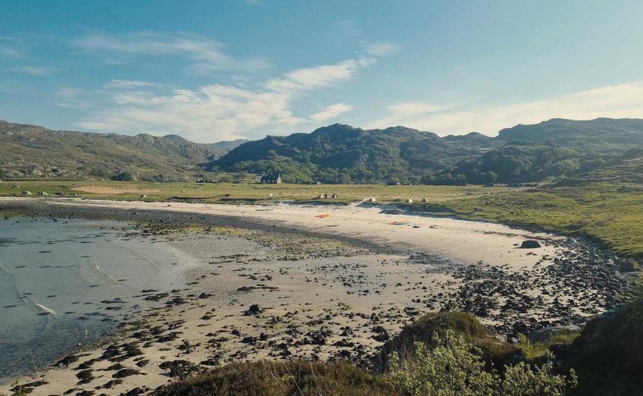 Photo de Peanmeanach Beach avec sable beige & pierres de surface
