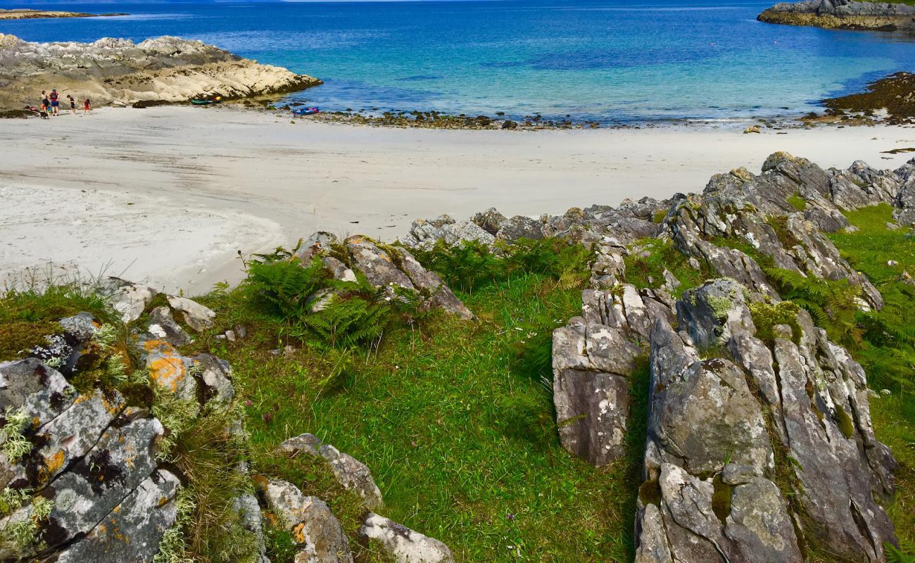 Photo de Smirisary Beach avec sable beige de surface