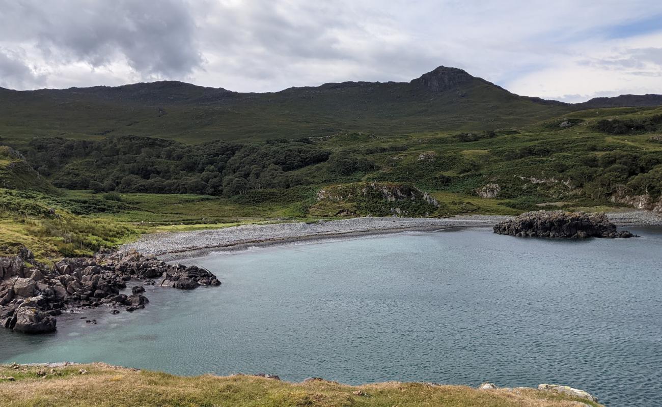 Photo de Fascadale Bay Beach avec sable gris & galets de surface