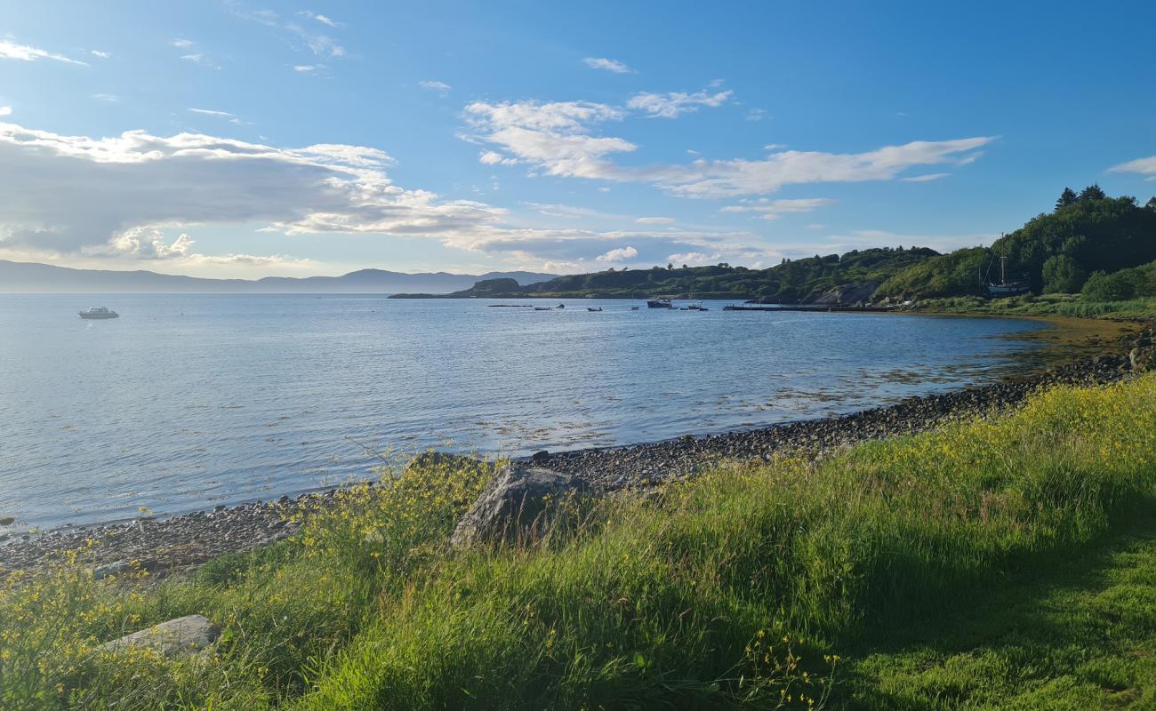 Photo de Carsaig Beach avec roches de surface