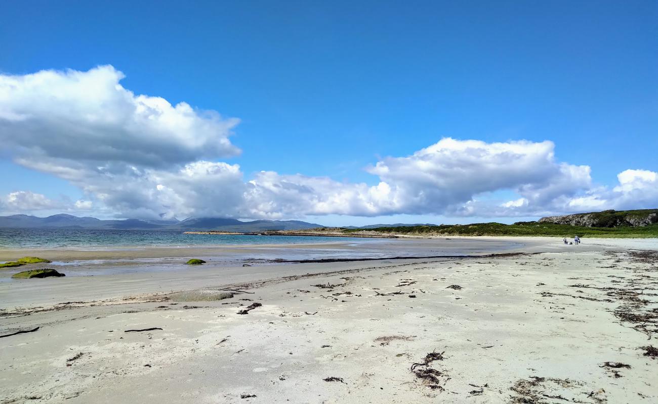 Photo de Kilmory Beach avec sable lumineux de surface