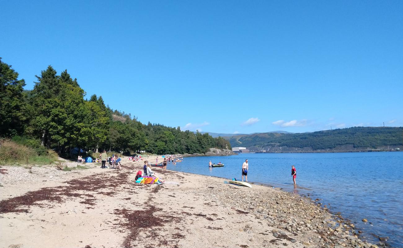 Photo de Ardentinny Beach avec sable beige & galets de surface