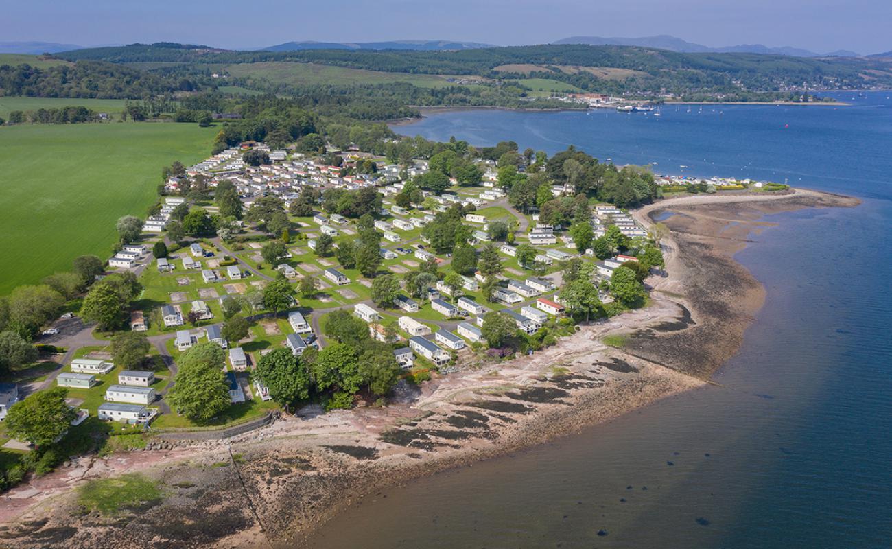 Photo de Rosneath Castle Park Beach avec sable beige & galets de surface