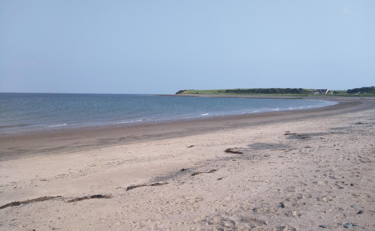 Photo de Cairngarroch Bay Beach avec sable gris & rochers de surface