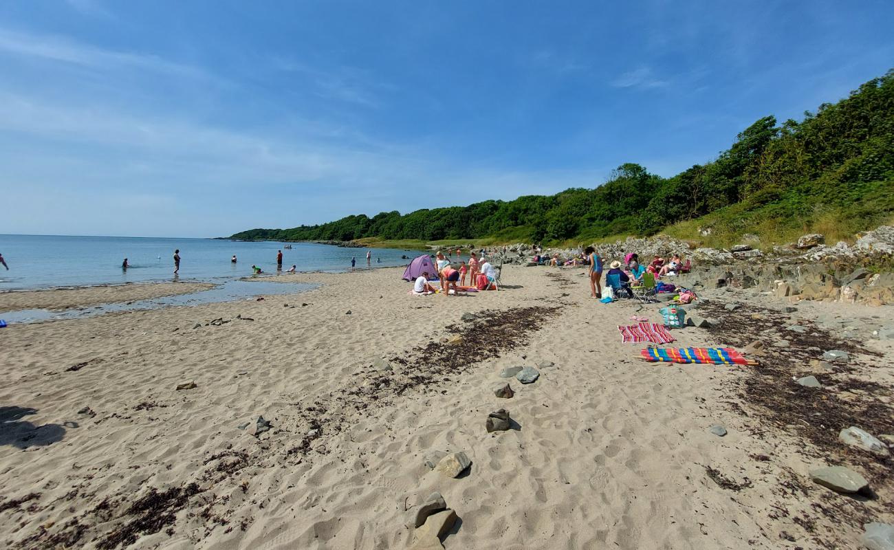 Photo de Brighouse Bay Beach avec sable beige & galets de surface