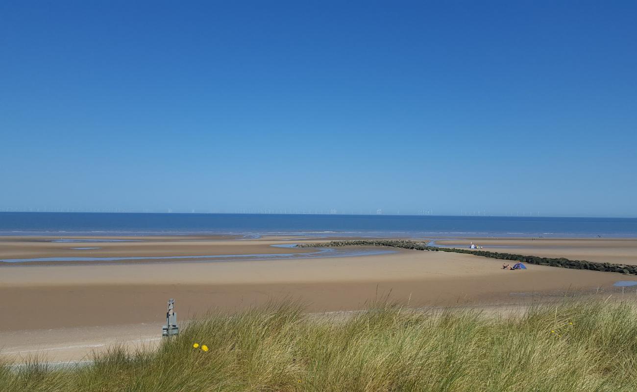 Photo de Plage de Ffrith avec sable beige de surface