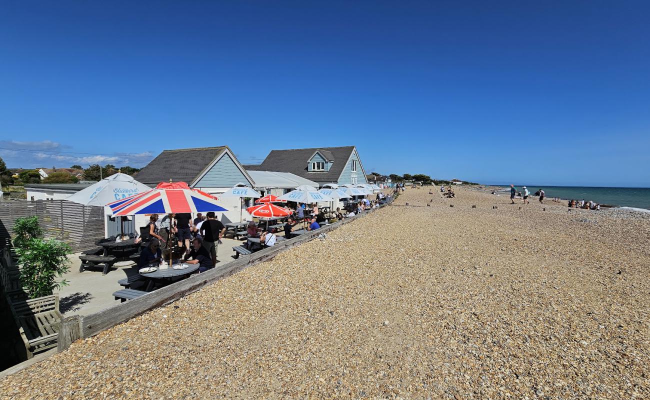Photo de Plage de Ferring avec galets beige de surface