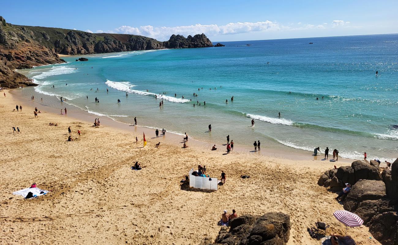 Photo de Plage de Porthcurno avec sable lumineux de surface