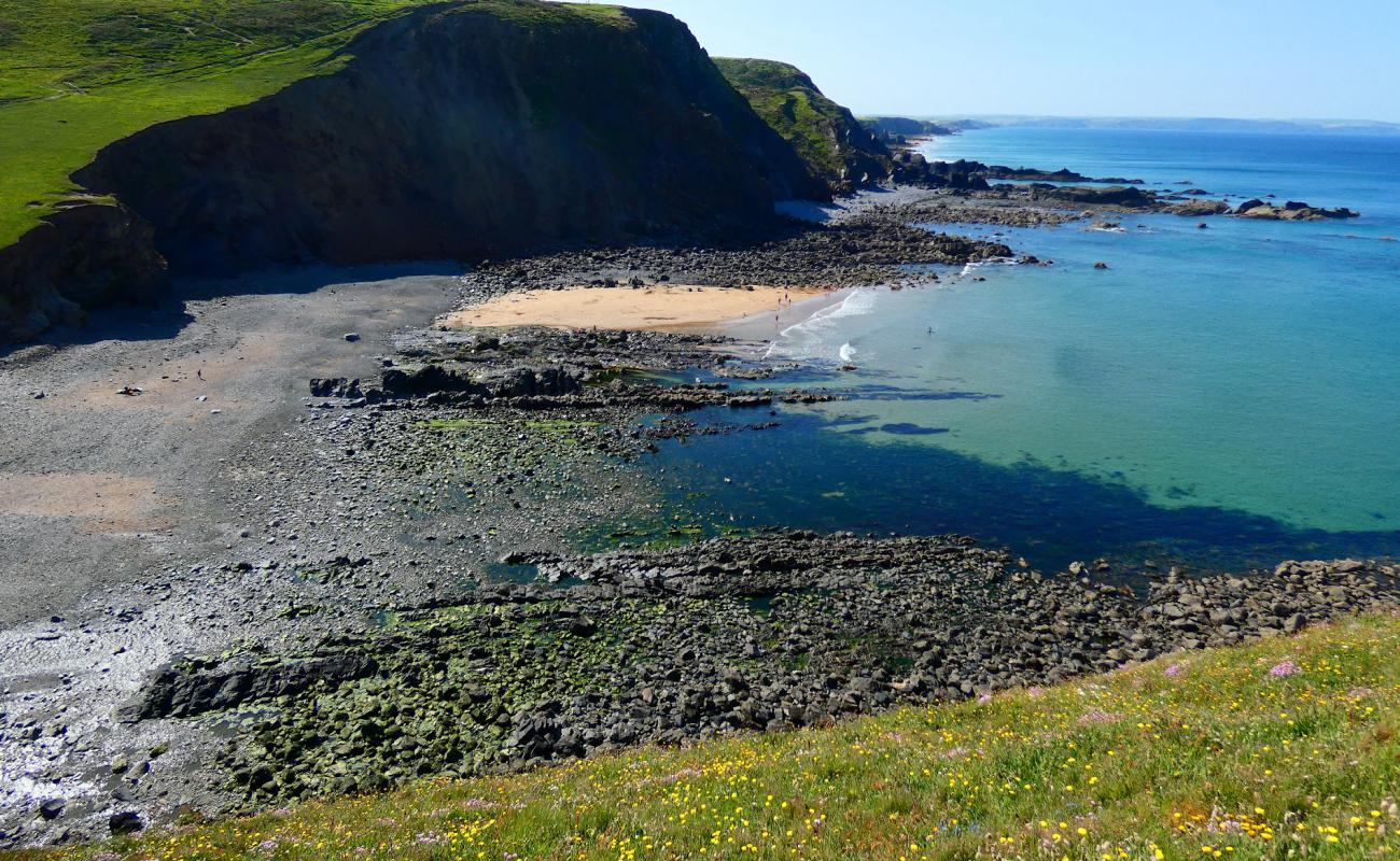 Photo de Plage de Duckpool avec sable gris avec roches de surface